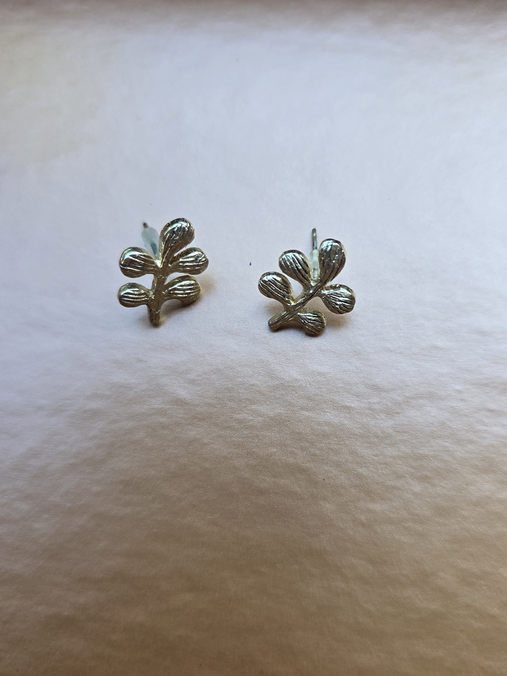 Gokdrose Leaf Motif Stud Earrings - Silver